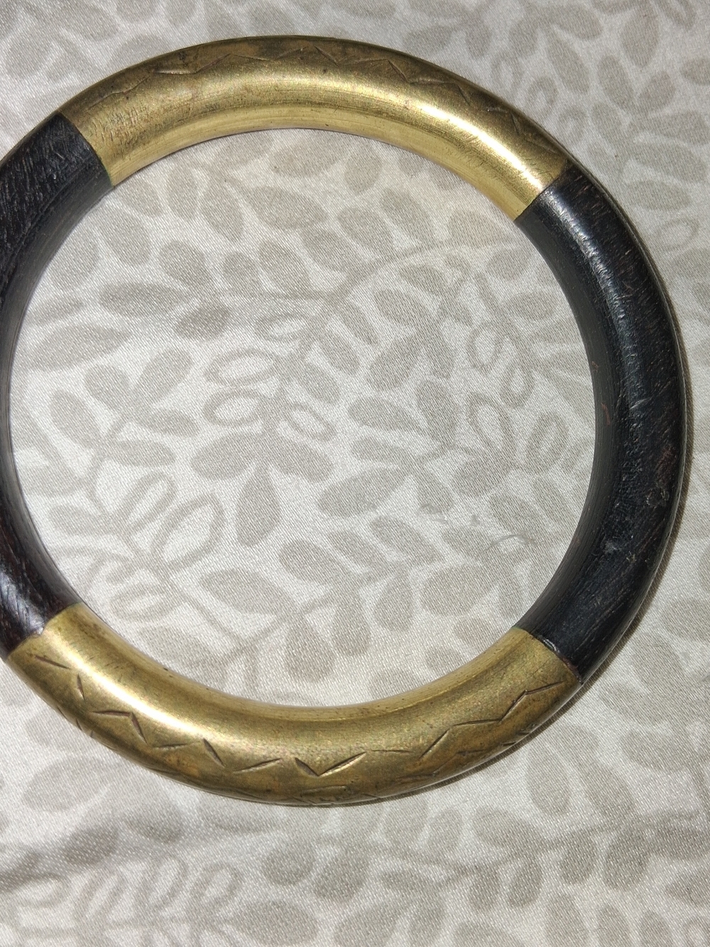 Vintage black coral bangle bracelet with brass couplings - Picture 1 of 4